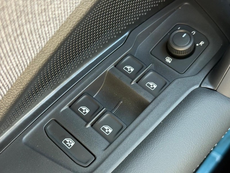 Volkswagen Tiguan Vehicle Full-screen Gallery Image 17