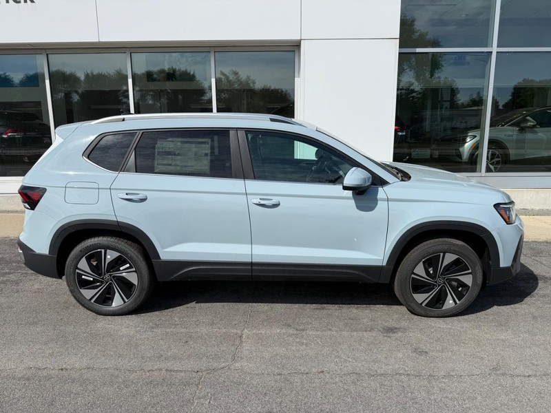 Volkswagen Taos Vehicle Full-screen Gallery Image 2