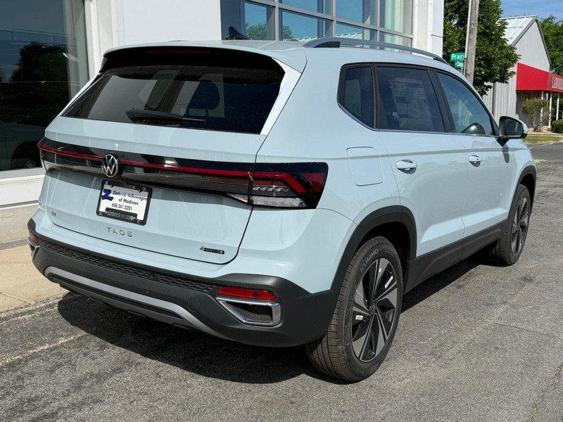 Volkswagen Taos Vehicle Full-screen Gallery Image 3