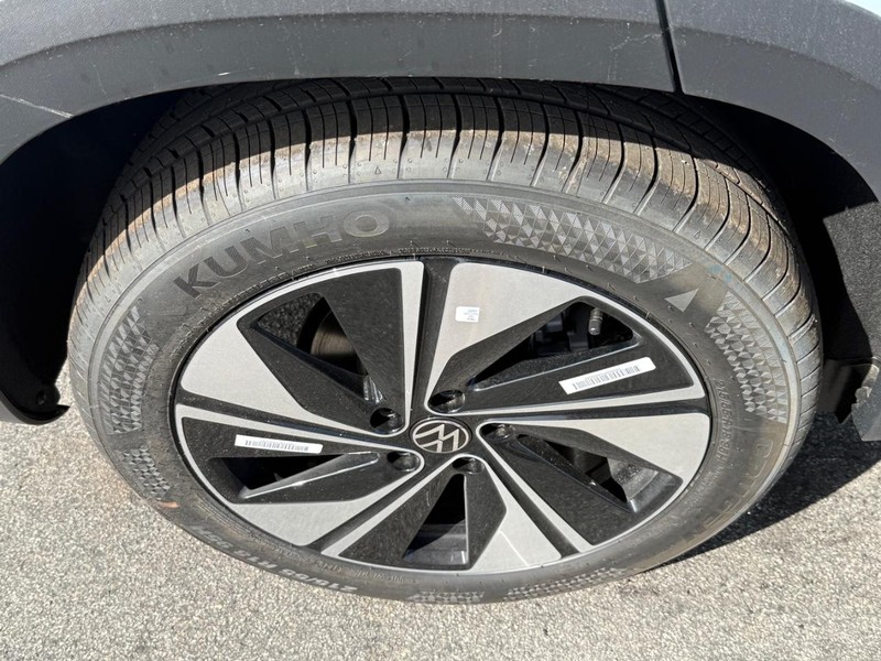 Volkswagen Taos Vehicle Full-screen Gallery Image 4