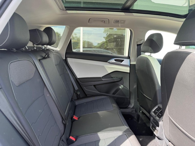 Volkswagen Taos Vehicle Full-screen Gallery Image 5