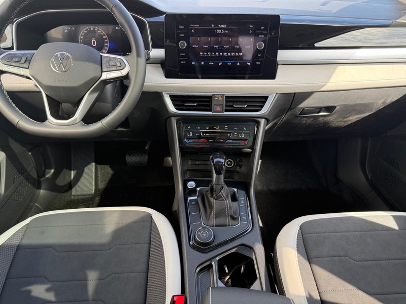 Volkswagen Taos Vehicle Full-screen Gallery Image 6