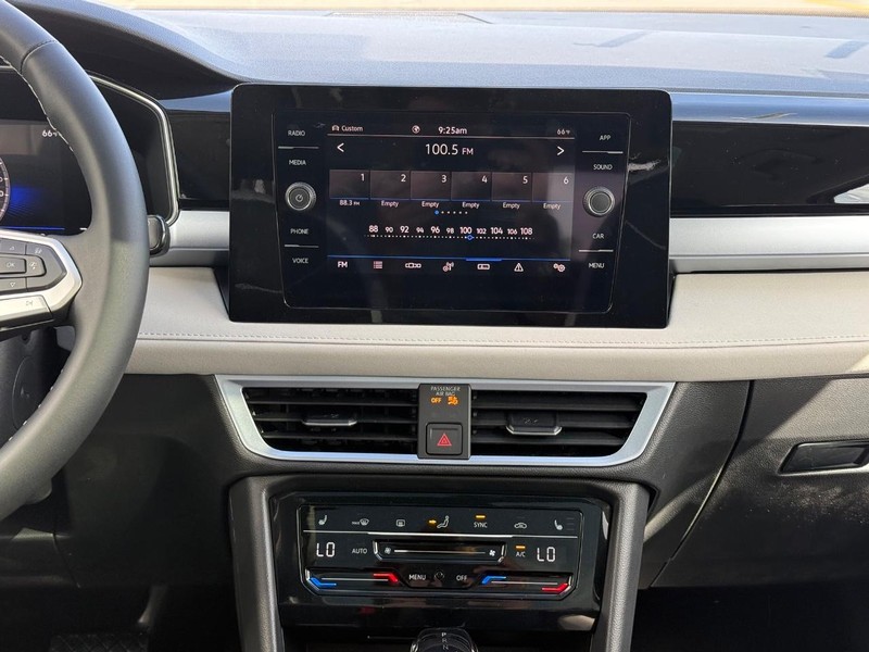 Volkswagen Taos Vehicle Full-screen Gallery Image 7