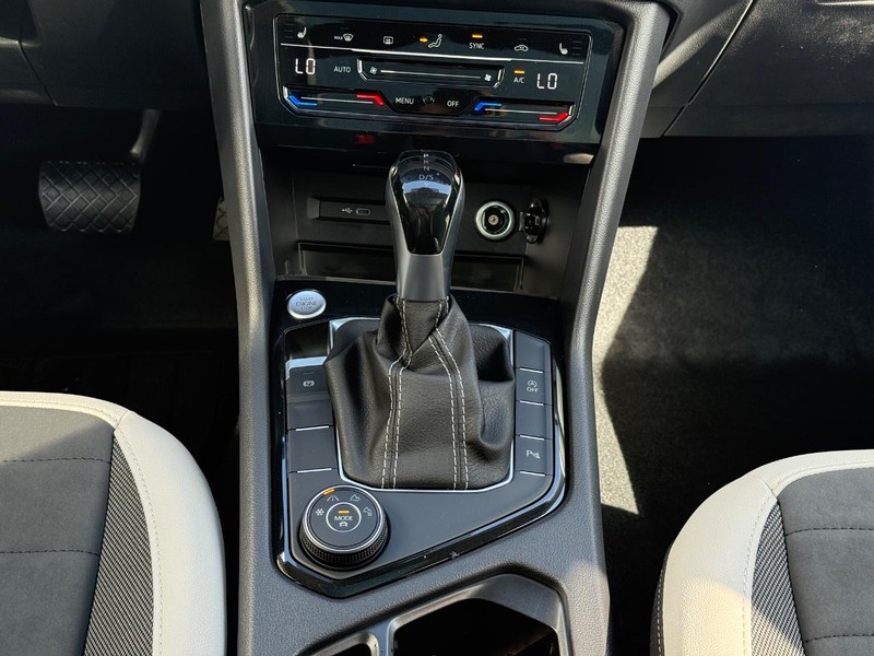 Volkswagen Taos Vehicle Full-screen Gallery Image 8