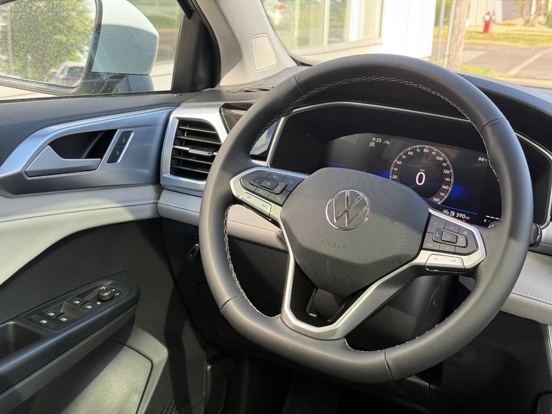 Volkswagen Taos Vehicle Full-screen Gallery Image 9