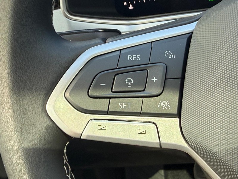 Volkswagen Taos Vehicle Full-screen Gallery Image 11