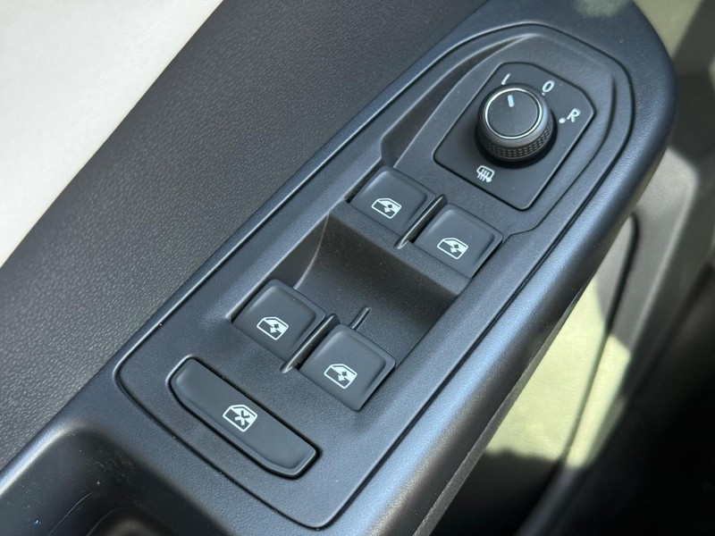 Volkswagen Taos Vehicle Full-screen Gallery Image 15