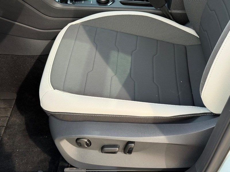 Volkswagen Taos Vehicle Full-screen Gallery Image 16