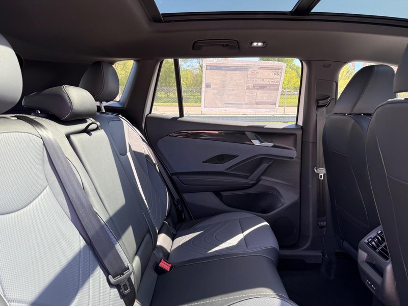 Volkswagen Tiguan Vehicle Full-screen Gallery Image 5