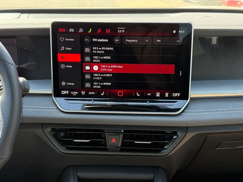 Volkswagen Tiguan Vehicle Full-screen Gallery Image 7
