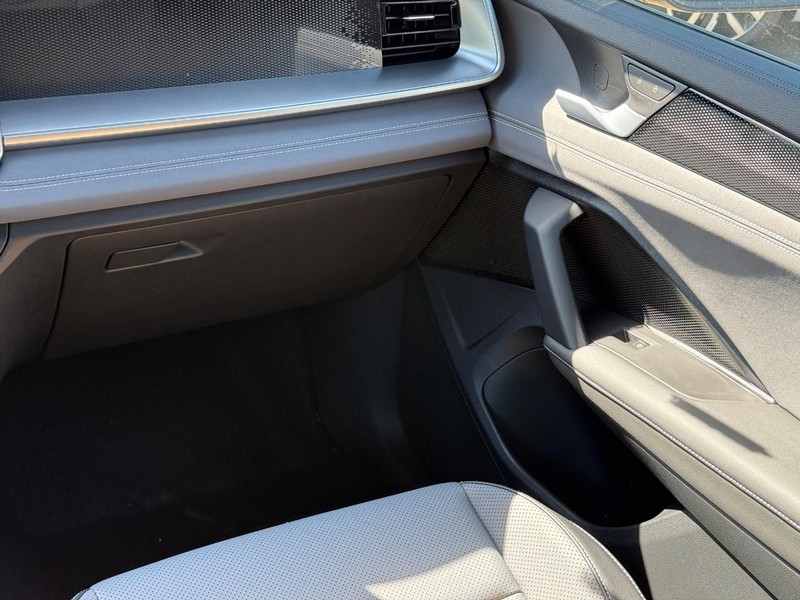 Volkswagen Tiguan Vehicle Full-screen Gallery Image 9