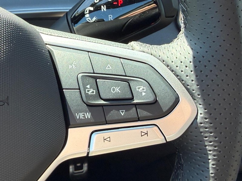 Volkswagen Tiguan Vehicle Full-screen Gallery Image 11