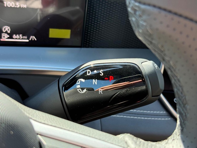 Volkswagen Tiguan Vehicle Full-screen Gallery Image 12