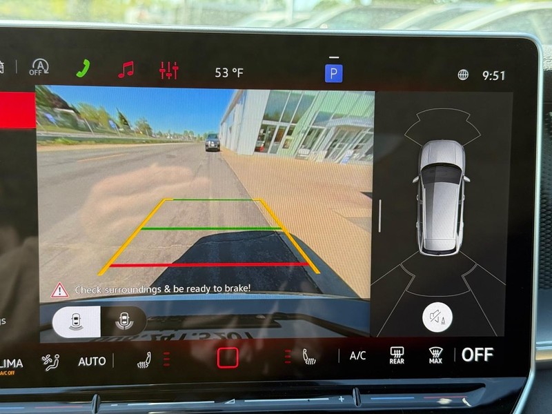 Volkswagen Tiguan Vehicle Full-screen Gallery Image 13