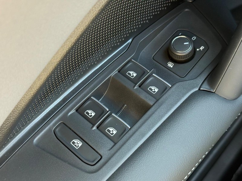 Volkswagen Tiguan Vehicle Full-screen Gallery Image 15