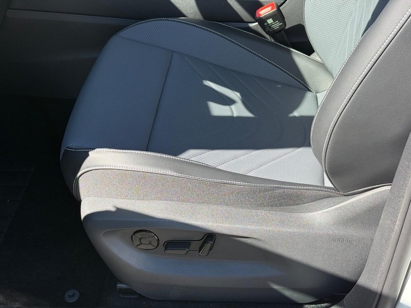 Volkswagen Tiguan Vehicle Full-screen Gallery Image 16