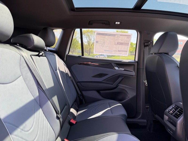 Volkswagen Tiguan Vehicle Full-screen Gallery Image 5