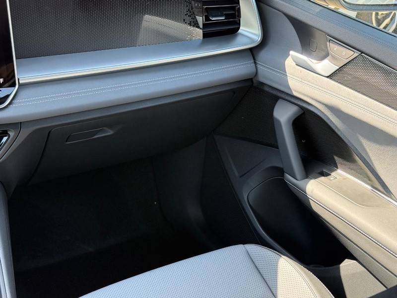 Volkswagen Tiguan Vehicle Full-screen Gallery Image 10
