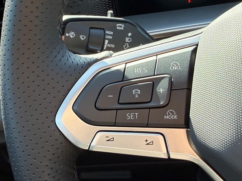 Volkswagen Tiguan Vehicle Full-screen Gallery Image 11