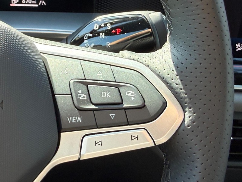 Volkswagen Tiguan Vehicle Full-screen Gallery Image 12