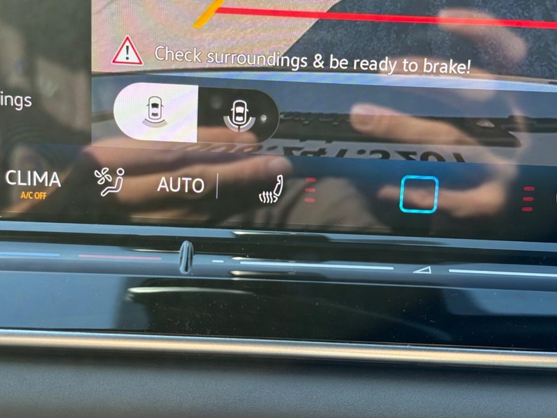 Volkswagen Tiguan Vehicle Full-screen Gallery Image 15