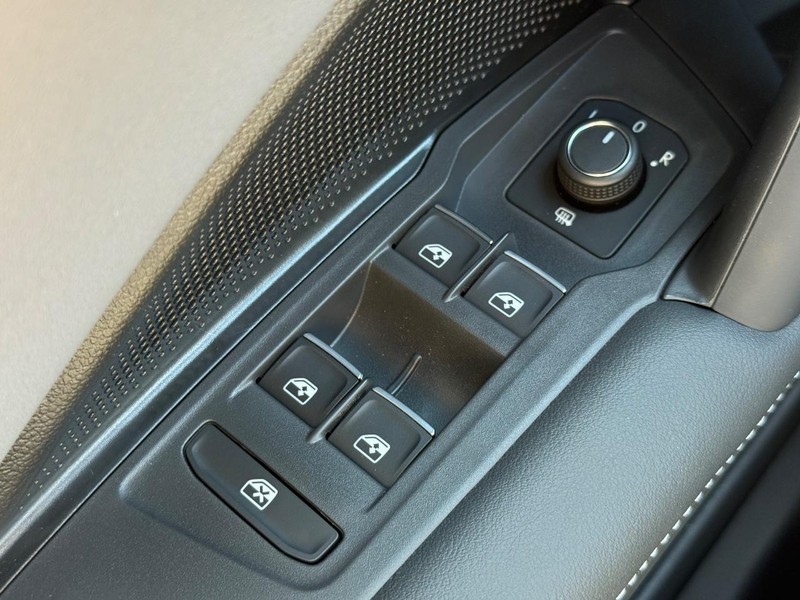 Volkswagen Tiguan Vehicle Full-screen Gallery Image 16