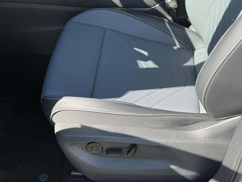 Volkswagen Tiguan Vehicle Full-screen Gallery Image 17