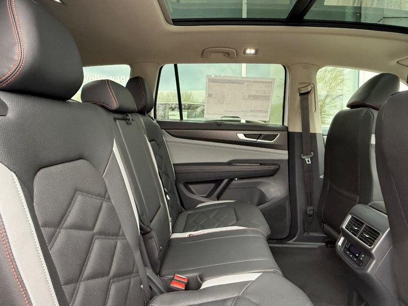 Volkswagen Atlas Vehicle Full-screen Gallery Image 6