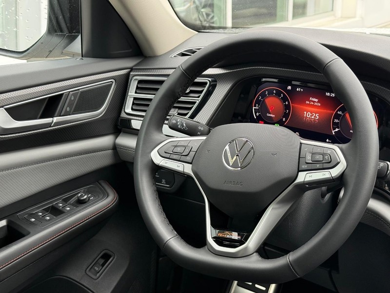 Volkswagen Atlas Vehicle Full-screen Gallery Image 10