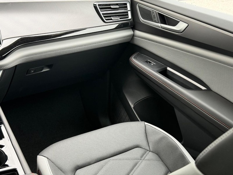 Volkswagen Atlas Vehicle Full-screen Gallery Image 11