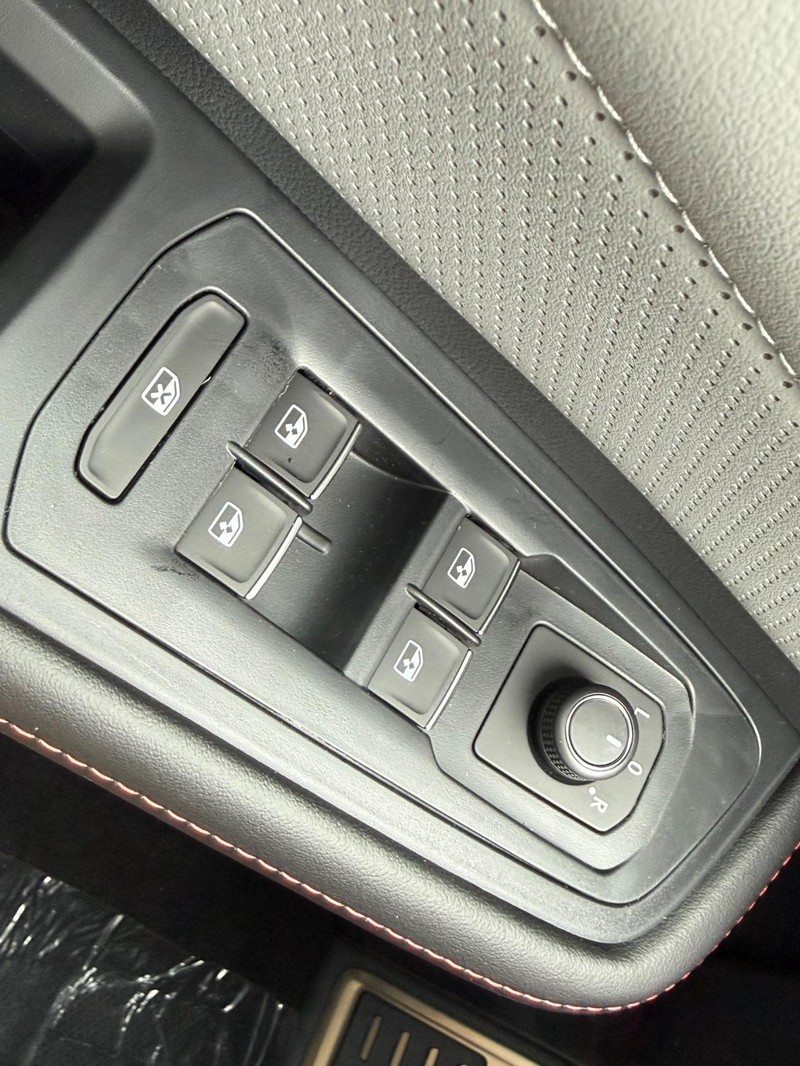 Volkswagen Atlas Vehicle Full-screen Gallery Image 16