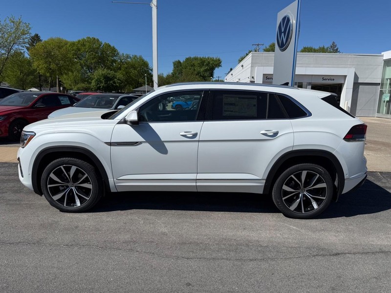 Volkswagen Atlas Cross Sport Vehicle Full-screen Gallery Image 2