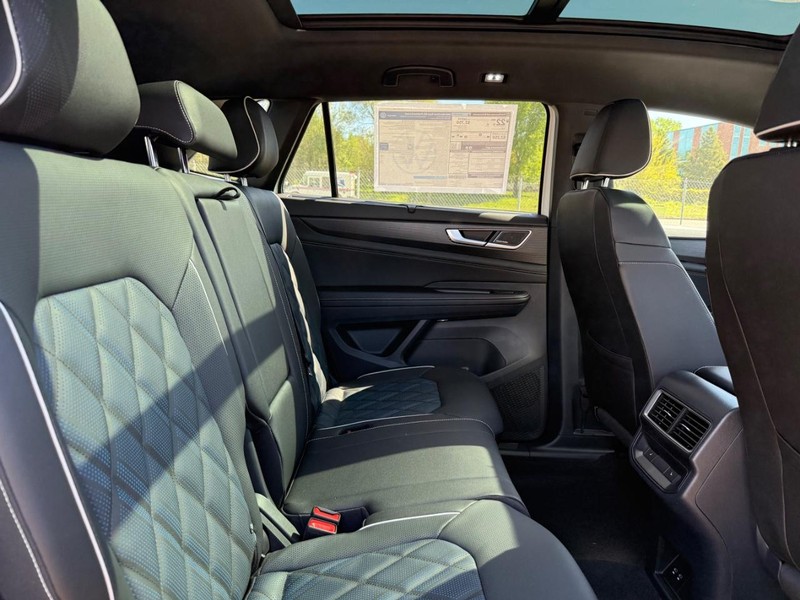 Volkswagen Atlas Cross Sport Vehicle Full-screen Gallery Image 5