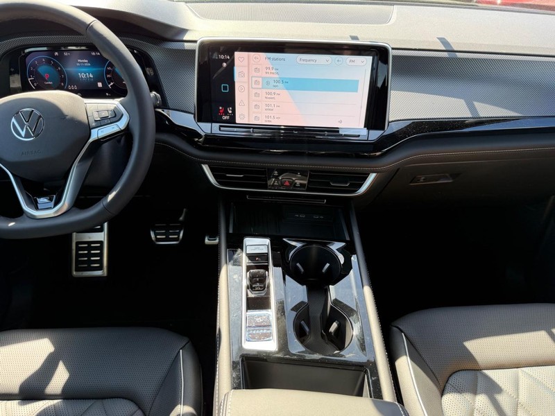 Volkswagen Atlas Cross Sport Vehicle Full-screen Gallery Image 6