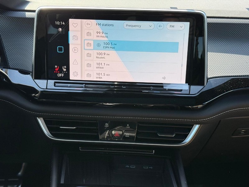Volkswagen Atlas Cross Sport Vehicle Full-screen Gallery Image 7