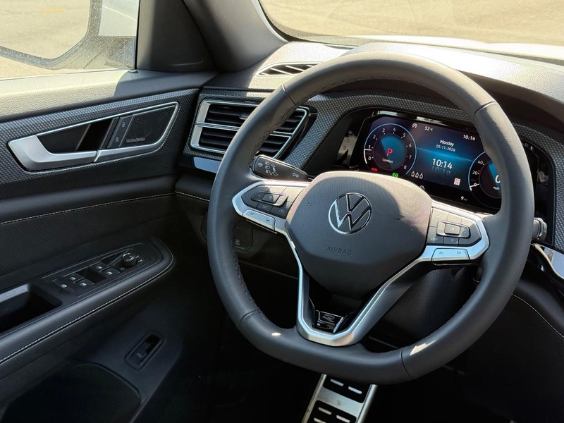 Volkswagen Atlas Cross Sport Vehicle Full-screen Gallery Image 9