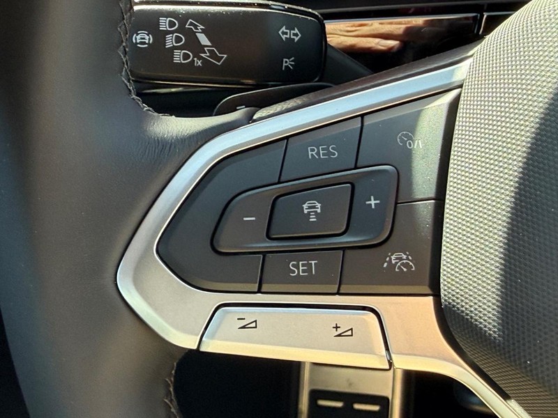 Volkswagen Atlas Cross Sport Vehicle Full-screen Gallery Image 11