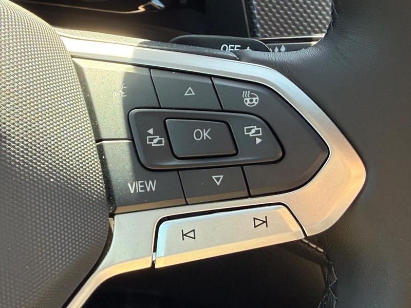 Volkswagen Atlas Cross Sport Vehicle Full-screen Gallery Image 12