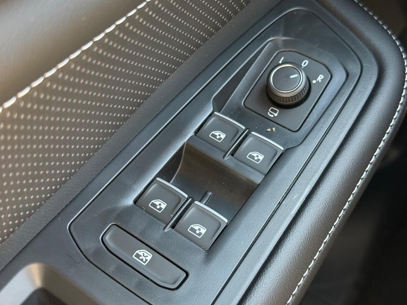 Volkswagen Atlas Cross Sport Vehicle Full-screen Gallery Image 15