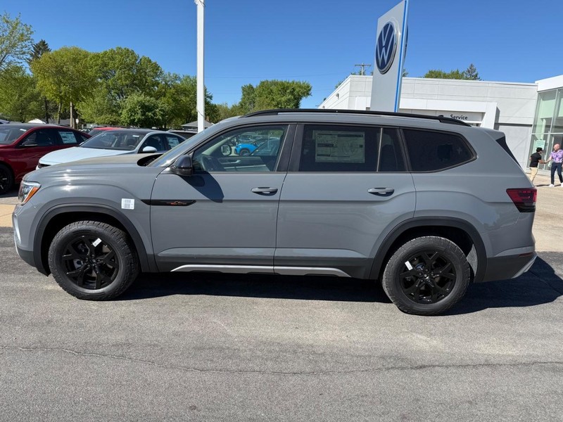 Volkswagen Atlas Vehicle Full-screen Gallery Image 2
