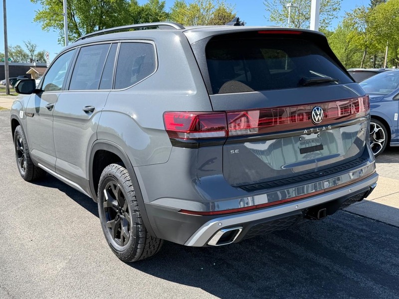 Volkswagen Atlas Vehicle Full-screen Gallery Image 3