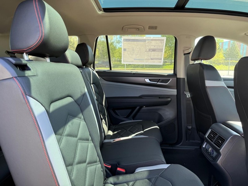 Volkswagen Atlas Vehicle Full-screen Gallery Image 4