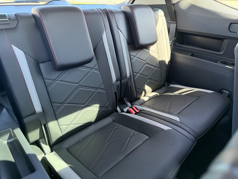 Volkswagen Atlas Vehicle Full-screen Gallery Image 5
