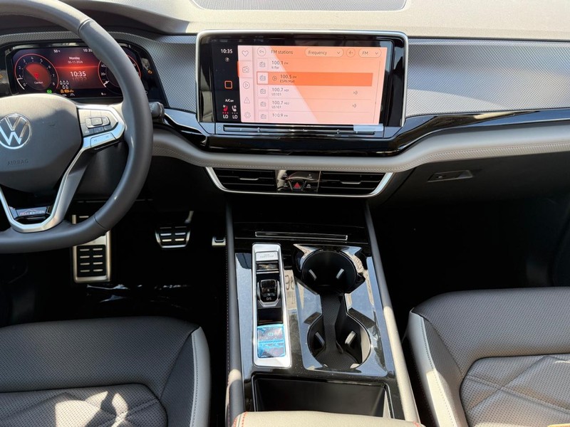 Volkswagen Atlas Vehicle Full-screen Gallery Image 6