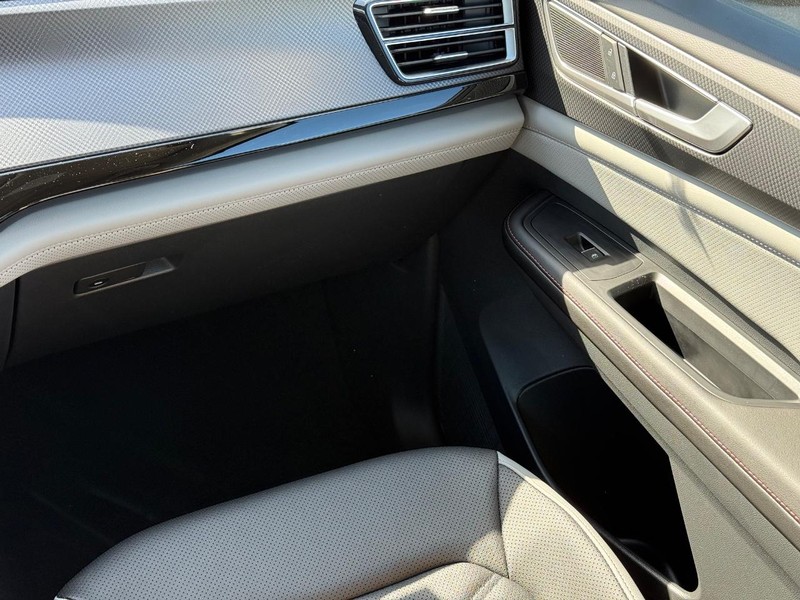 Volkswagen Atlas Vehicle Full-screen Gallery Image 10