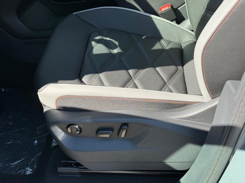 Volkswagen Atlas Vehicle Full-screen Gallery Image 16