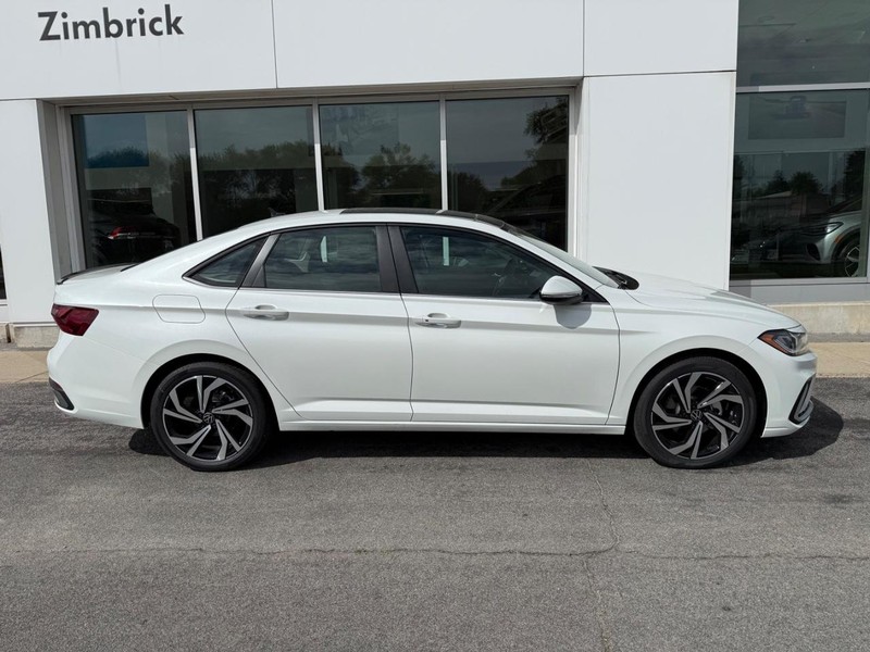 Volkswagen Jetta Vehicle Full-screen Gallery Image 2