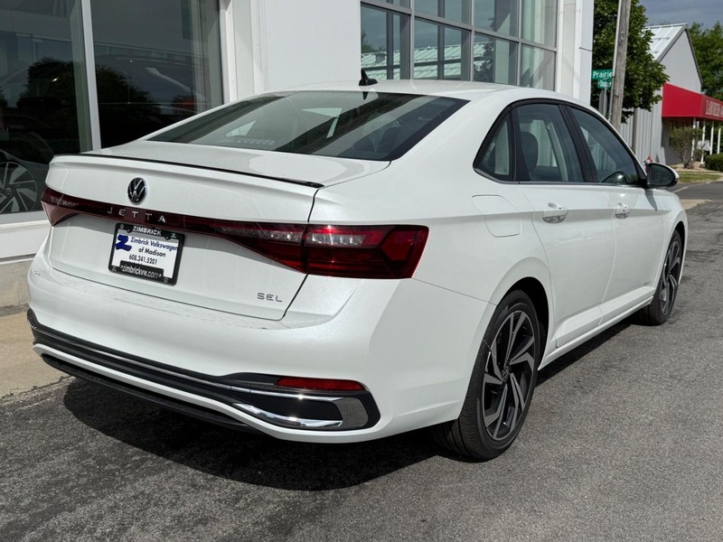 Volkswagen Jetta Vehicle Full-screen Gallery Image 3