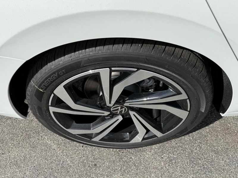 Volkswagen Jetta Vehicle Full-screen Gallery Image 4