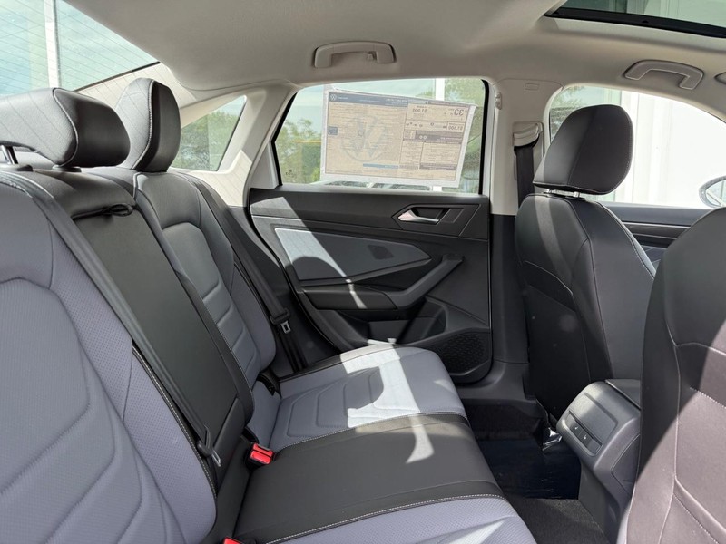 Volkswagen Jetta Vehicle Full-screen Gallery Image 5